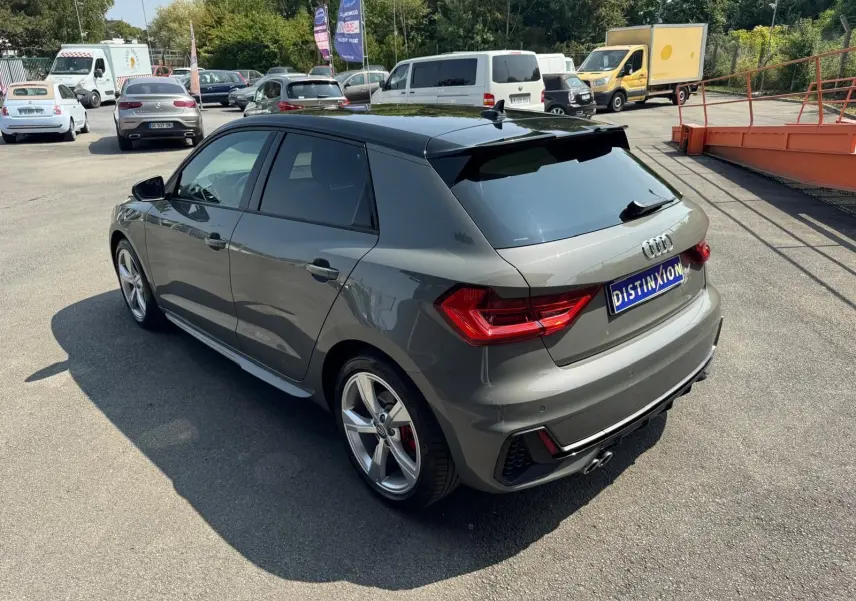 Audi A1 Sportback gris vue 3/4 arrière droit, avec jantes alliage et feux arrière LED distinctifs.