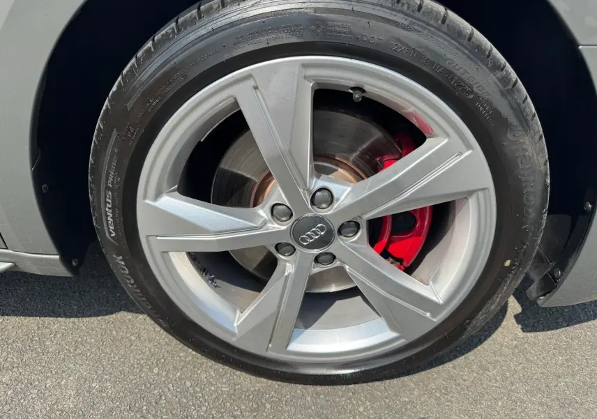 Gros plan sur la jante grise à cinq branches de l'Audi A1 Sportback 2019, avec étrier de frein rouge visible.