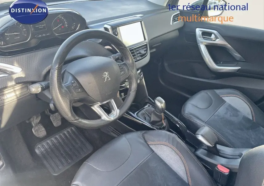 Vue intérieure côté conducteur du Peugeot 2008 2019, montrant le volant, tableau de bord et sièges en cuir noir.
