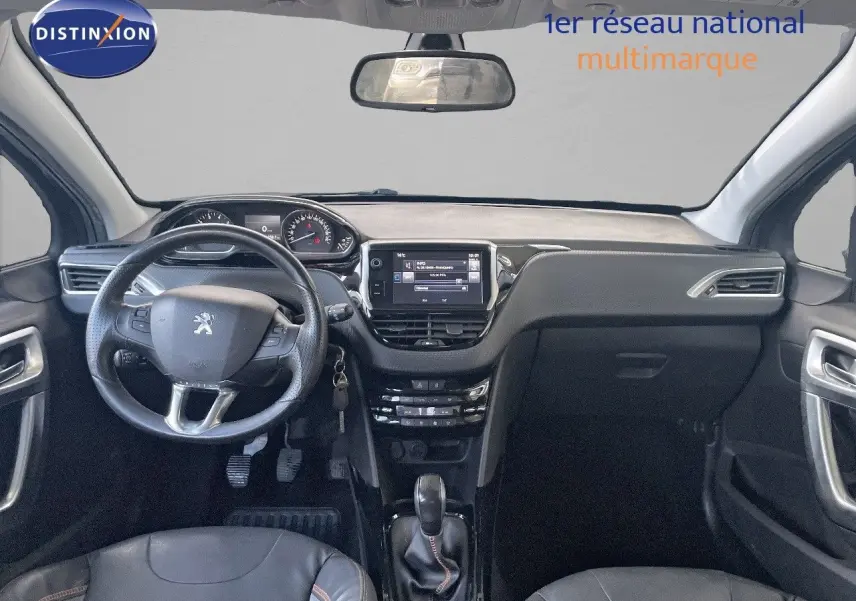 Vue intérieure avant du Peugeot 2008 2019 avec tableau de bord noir, volant compact et écran tactile central.