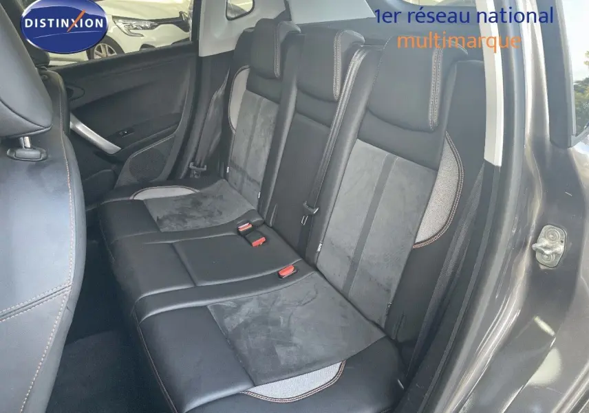 Vue intérieure côté arrière droit montrant les sièges arrière en cuir noir et alcantara gris du Peugeot 2008 gris platinium.