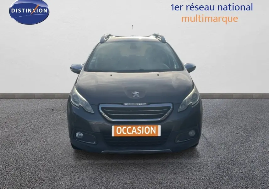 Vue frontale d'un Peugeot 2008 gris platinium métal, avec calandre chromée et plaque "OCCASION" visible.