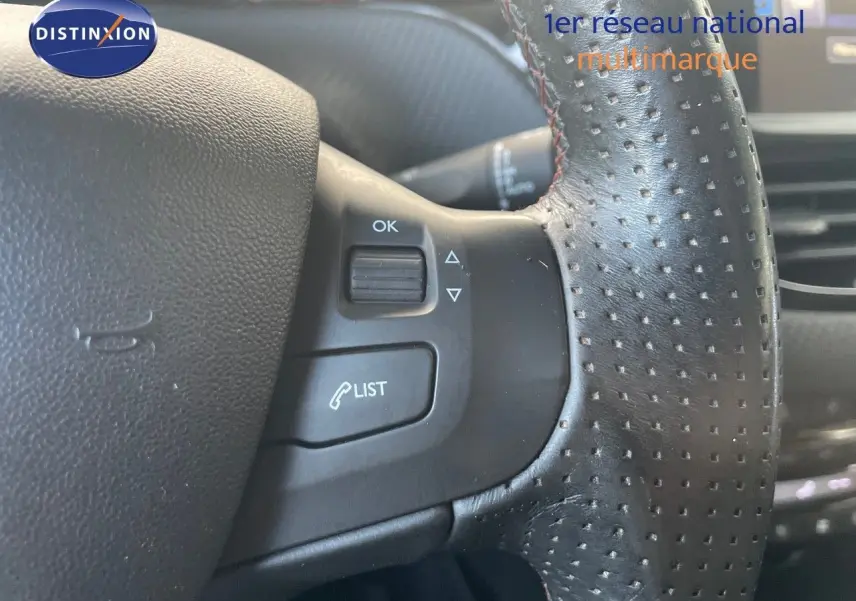 Gros plan sur le volant en cuir perforé avec commandes intégrées du Peugeot 2008 gris platinium, version 2019.