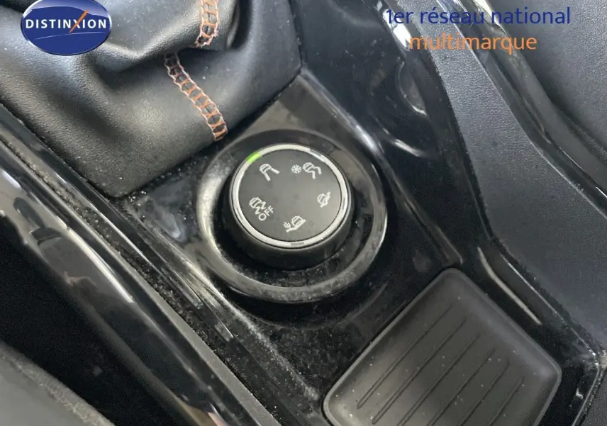Gros plan sur la molette de sélection de modes de conduite dans l’habitacle noir du Peugeot 2008 gris platinium.