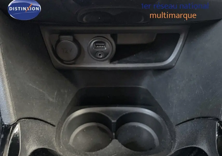 Gros plan sur la console centrale avec prise 12V et port USB du Peugeot 2008 gris platinium de 2019.