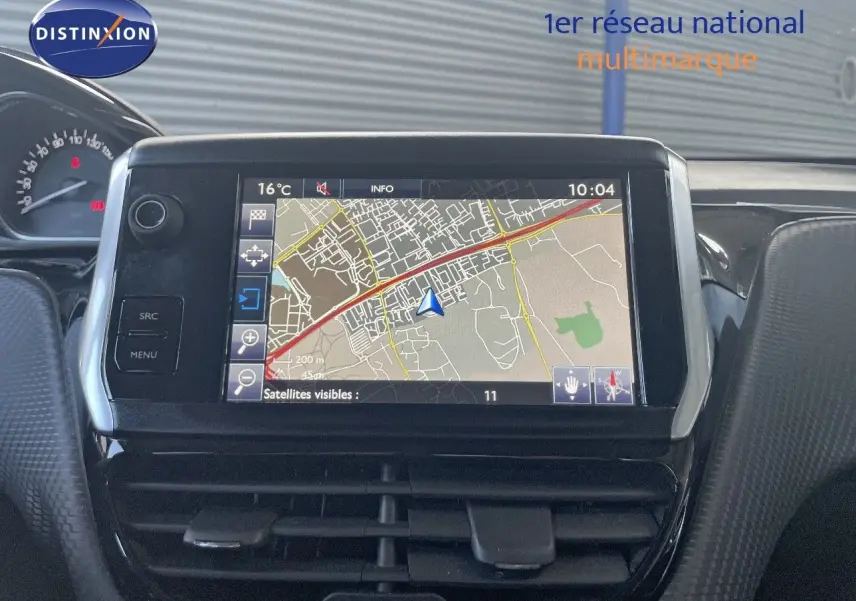 Tableau de bord de Peugeot 2008 gris platinium 2019, vue centrée sur l’écran GPS tactile avec carte affichée.
