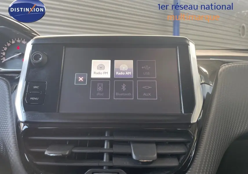 Vue rapprochée de l’écran tactile central et des aérateurs du tableau de bord d’un Peugeot 2008 gris platinium.
