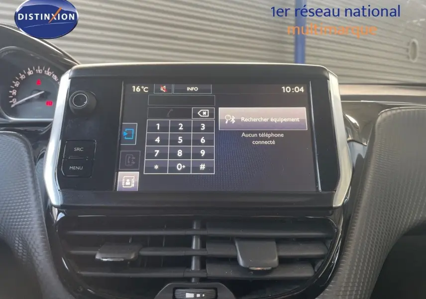 Vue rapprochée de l’écran tactile central du tableau de bord du Peugeot 2008 gris platinium, affichant le menu téléphone.