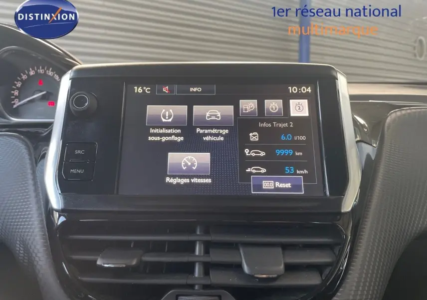 Écran tactile central du tableau de bord du Peugeot 2008 affichant les réglages du véhicule et les infos trajet.