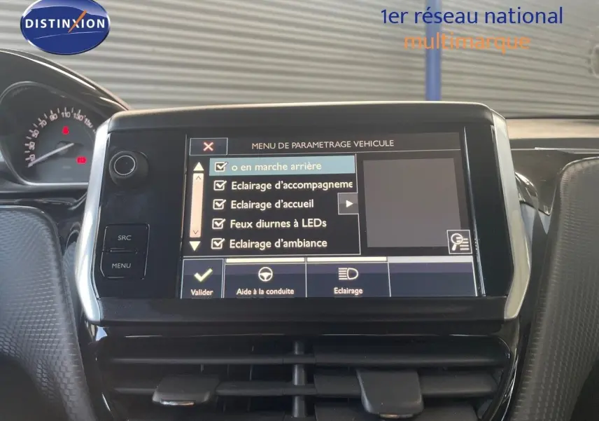 Vue rapprochée de l’écran tactile central du Peugeot 2008 gris platinium, affichant le menu de paramétrage véhicule.