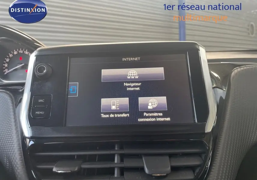 Écran tactile central de la Peugeot 2008 2019 affichant le menu internet, avec tableau de bord partiellement visible.