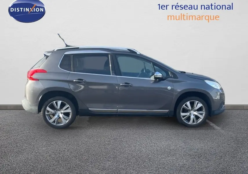 Peugeot 2008 gris platinium métal vue de profil côté gauche sur fond neutre, roues alliage 17 pouces bi-ton.