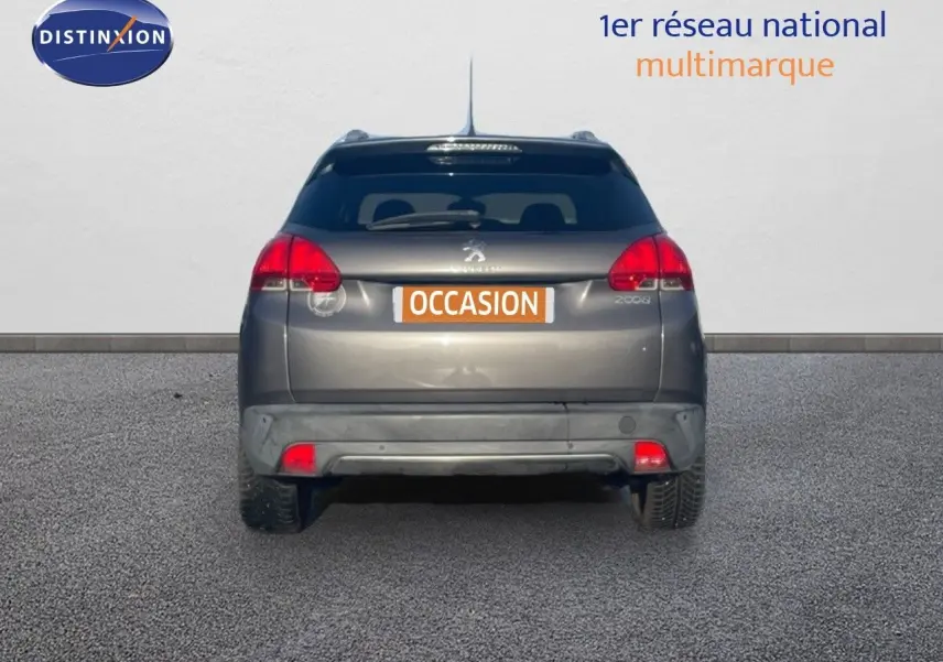Vue arrière d'un Peugeot 2008 gris platinium métal avec plaque "OCCASION" sur fond clair.