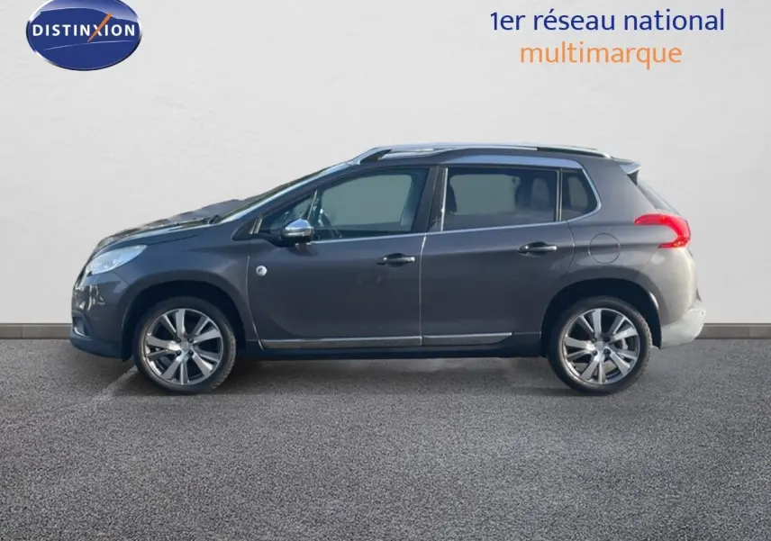 Peugeot 2008 gris platinium métal vue de profil côté gauche, soulignant ses jantes alliage et sa silhouette compacte.