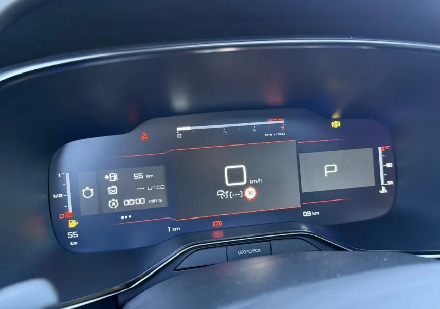 Affichage numérique du tableau de bord du Citroën C5 Aircross 2025 montrant la vitesse, la consommation et la température moteur.