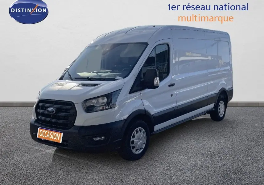 Ford Transit Fourgon blanc en 3/4 avant droit, avec calandre noire et pare-chocs noir contrastant.