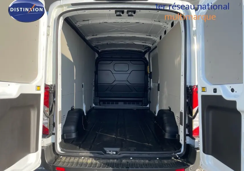 Vue arrière ouverte du Ford Transit Fourgon blanc 2023 montrant l'espace de chargement vide et les portes battantes ouvertes.