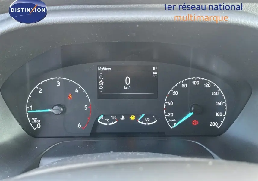 Vue rapprochée du tableau de bord du Ford Transit Fourgon blanc 2023, affichant le compteur et l'écran digital à 0 km/h.