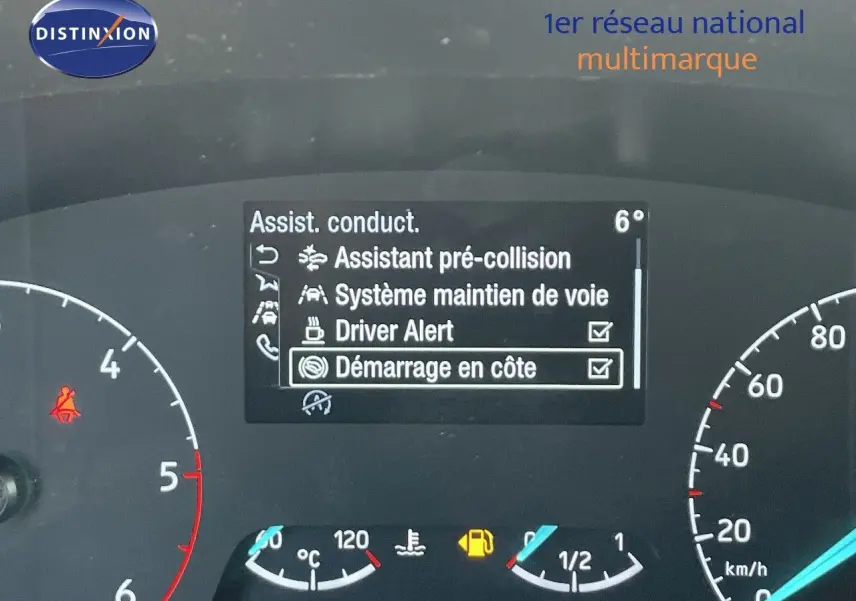 Tableau de bord du Ford Transit Fourgon blanc 2023 affichant les aides à la conduite, vue en gros plan.