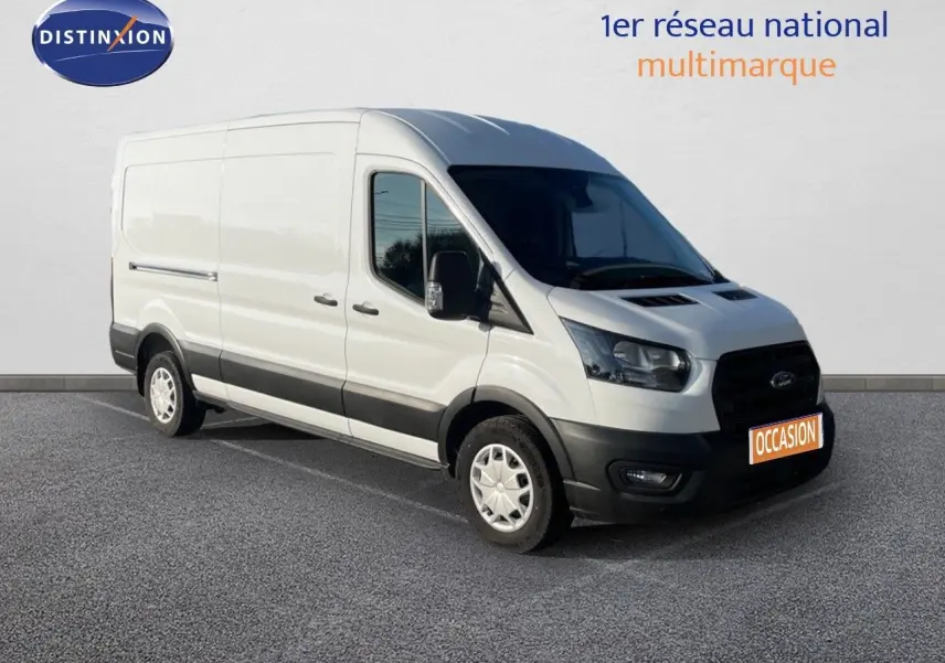 Ford Transit Fourgon blanc en 3/4 avant droit, avec pare-chocs noirs et plaque "OCCASION" visible.
