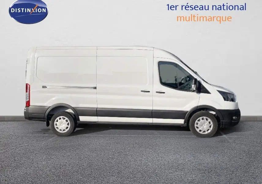 Fourgon Ford Transit blanc en vue profil côté gauche, avec bande noire basse et roues standard.