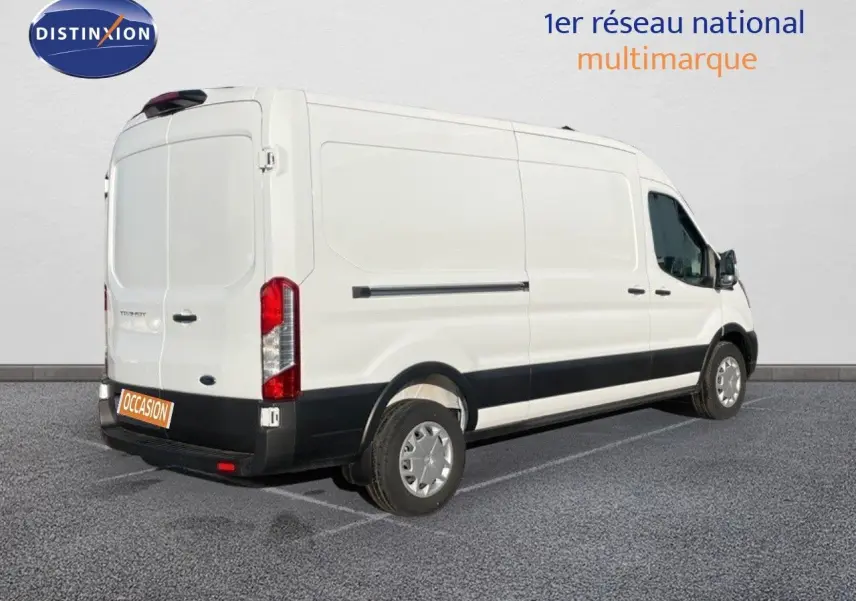 Ford Transit Fourgon blanc vu en 3/4 arrière droit, avec bande noire basse et feux arrière rouges visibles.