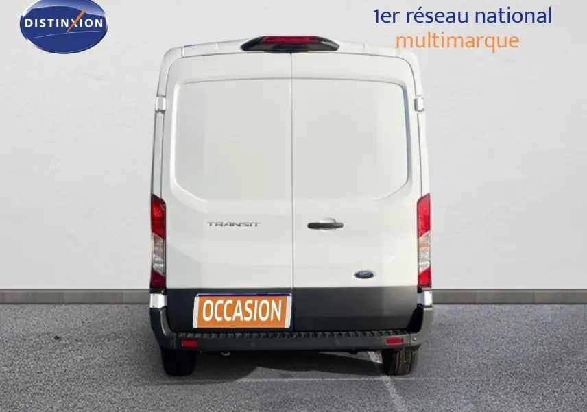 Vue arrière d'un Ford Transit Fourgon blanc 2023, avec portes battantes et feux rouges verticaux visibles.