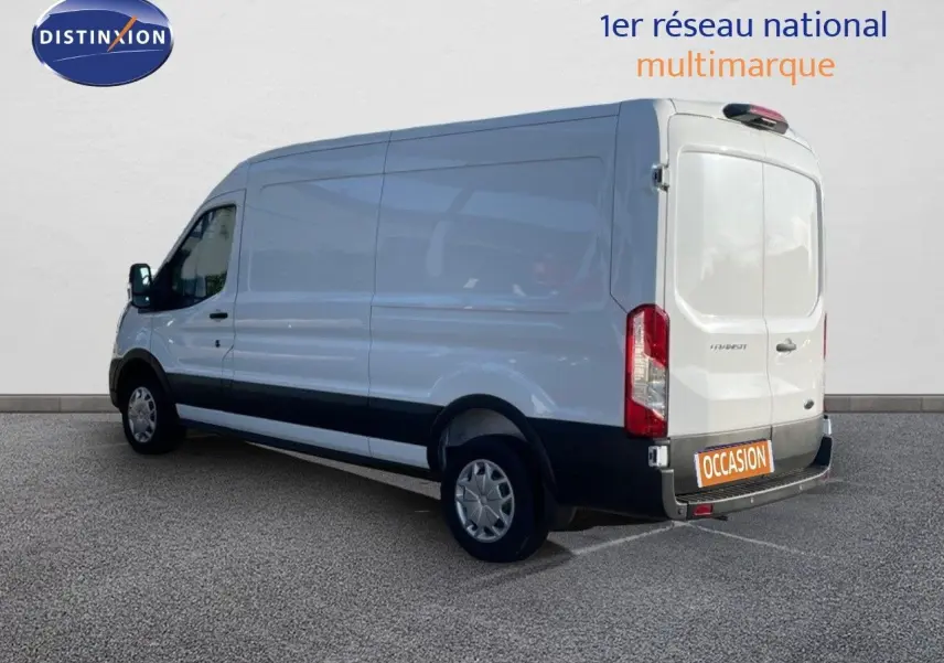 Vue 3/4 arrière droite d’un fourgon Ford Transit blanc, avec porte arrière fermée et jantes acier.