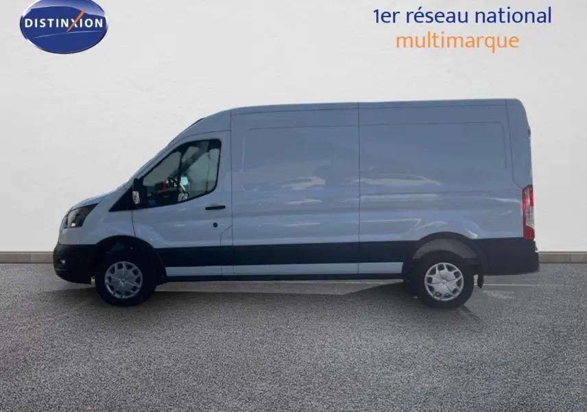 Vue latérale droite d’un fourgon Ford Transit blanc 2023 avec carrosserie longue et haute, roues acier et pare-chocs noirs.