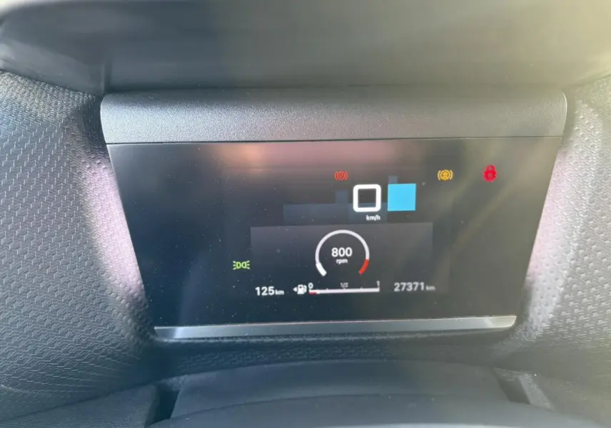 Affichage tête haute numérique du tableau de bord de la Citroën C4 gris Platinium, montrant vitesse et compte-tours.