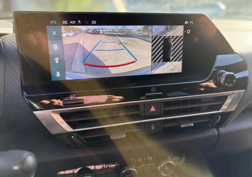 Écran tactile intérieur de la Citroën C4 2024 montrant la caméra de recul et vue 360°, ambiance gris métallisé.