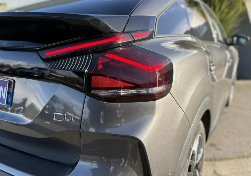 Vue 3/4 arrière droite d'une Citroën C4 gris Platinium avec feux arrière LED et jantes alliage 18 pouces.