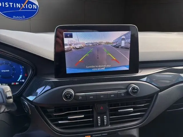 Vue intérieure du tableau de bord de la Ford Focus 1.5 EcoBoost 150ch ST-Line 2022 avec écran de caméra de recul affiché.