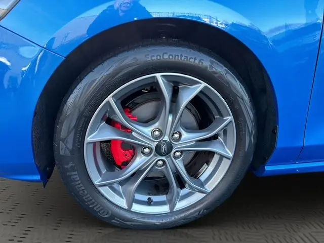 Gros plan sur la roue avant gauche d'une Ford Focus 1.5 EcoBoost 150ch ST-Line bleu, avec étrier de frein rouge visible.