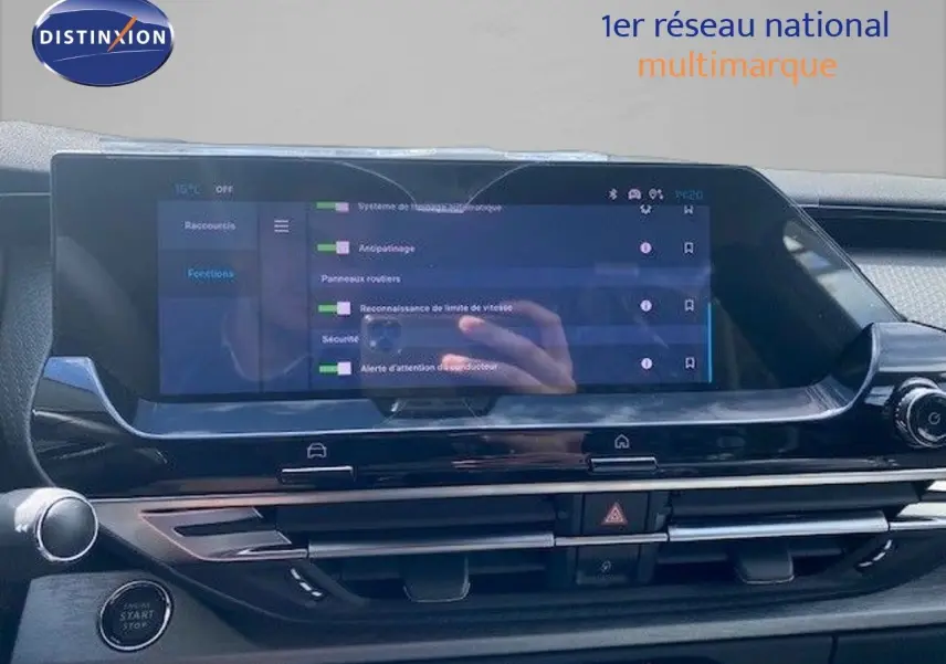 Vue rapprochée de l’écran tactile central du tableau de bord de la Citroën C5 X gris platinium 2023.