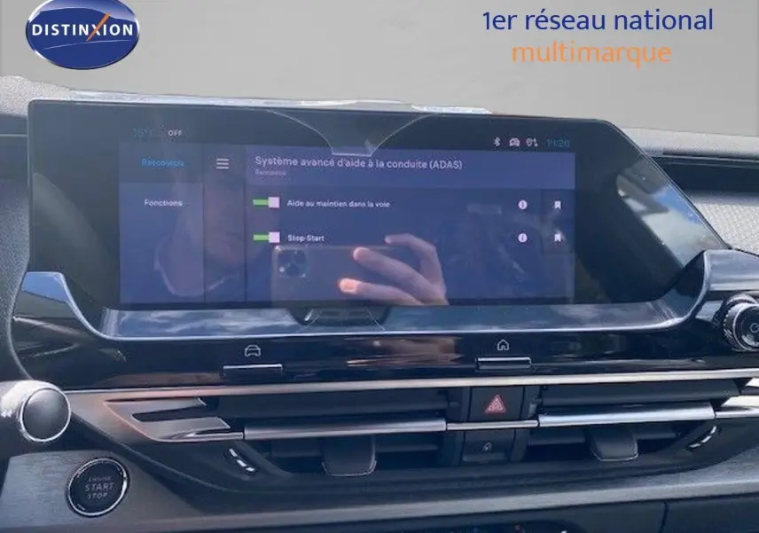 Vue rapprochée de l’écran tactile central du tableau de bord de la Citroën C5 X gris platinium, affichant les aides à la conduite.