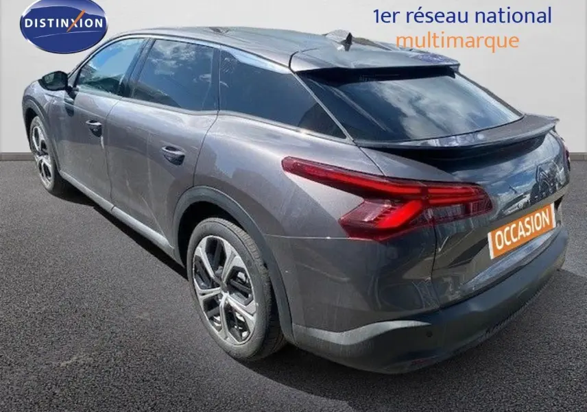Vue 3/4 arrière droite d'une Citroën C5 X gris platinium métal avec feux LED et jantes bi-ton 19 pouces.