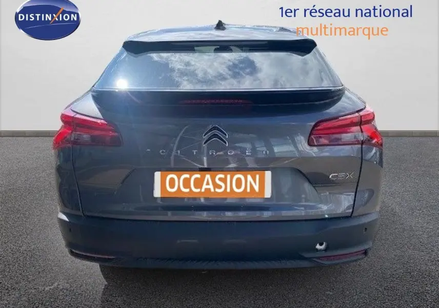 Vue arrière d'une Citroën C5 X gris platinium métal avec feux LED et logo distinctif au centre du hayon.