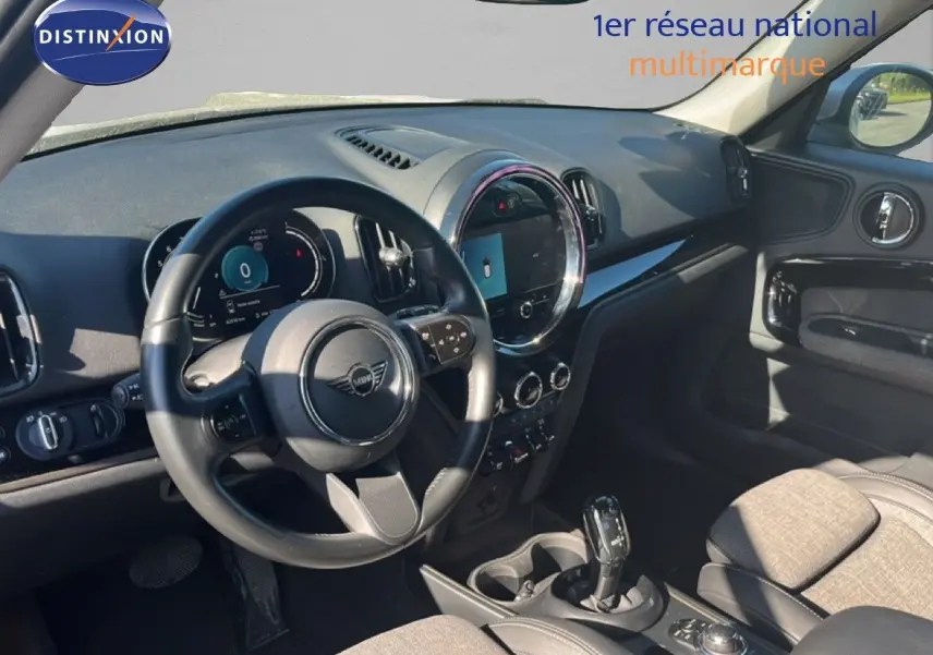Vue intérieure côté conducteur du tableau de bord et volant noir d'une MINI Countryman 2023.