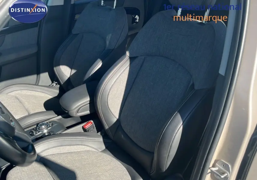 Vue intérieure en gros plan sur les sièges avant tissu et cuir noir du MINI Countryman Rooftop Grey 2023.