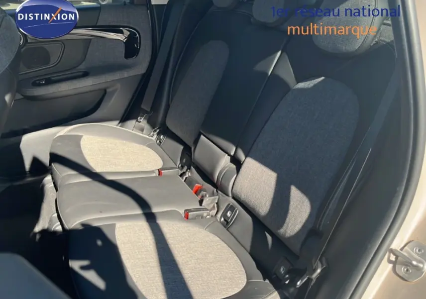 Vue intérieure côté droit des sièges arrière gris clair et noir du MINI Countryman Cooper 2023 en rooftop grey metal.