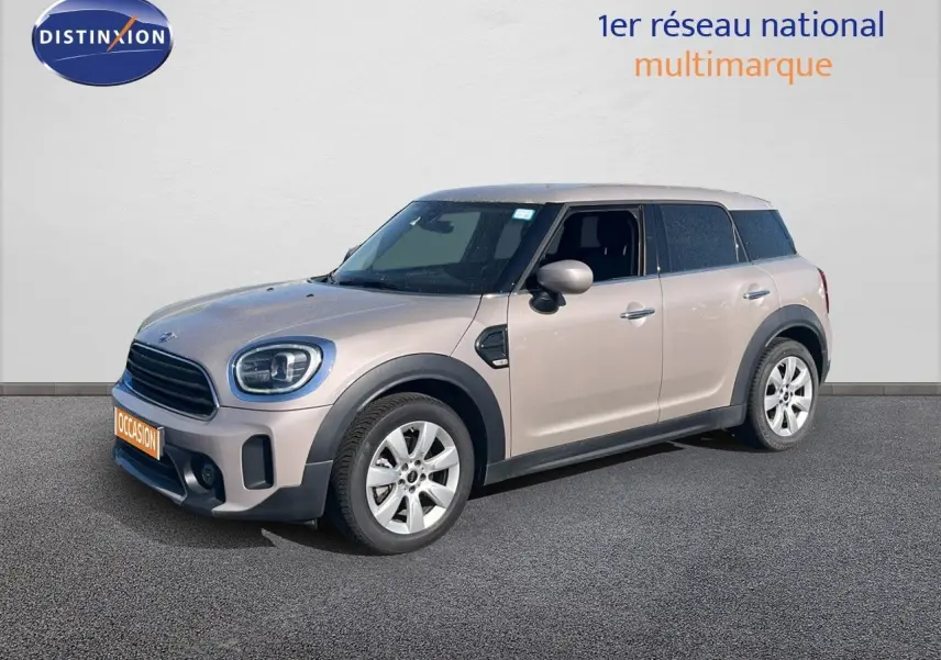 Vue 3/4 avant droit d'une MINI Countryman Cooper grise rooftop avec jantes argentées sur fond neutre.