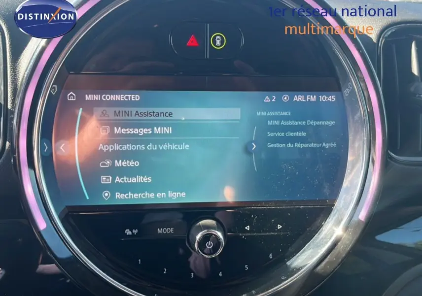 Écran central rond du MINI Countryman Cooper 2023 en rooftop grey, affichant le menu MINI Connected.