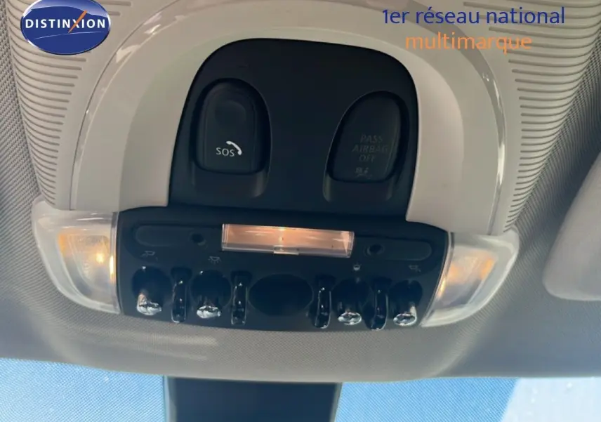 Vue en contre-plongée du plafonnier intérieur avec commandes et éclairage du MINI Countryman gris rooftop 2023.