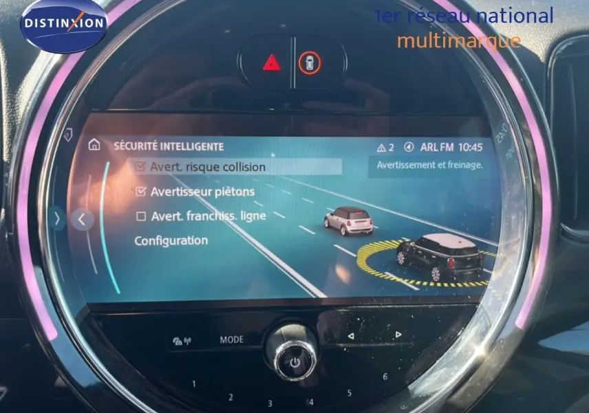 Écran central rond du MINI Countryman 2023 affichant les options de sécurité intelligente avec interface moderne et éclairage LED.
