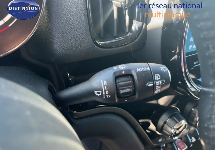 Gros plan sur la commande d’essuie-glace côté gauche du tableau de bord d’un MINI Countryman gris rooftop 2023.