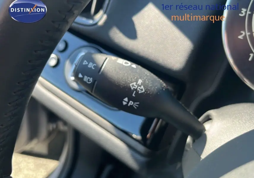 Gros plan sur la manette de clignotant du MINI Countryman Cooper 2023, intérieur en Rooftop Grey Metal.
