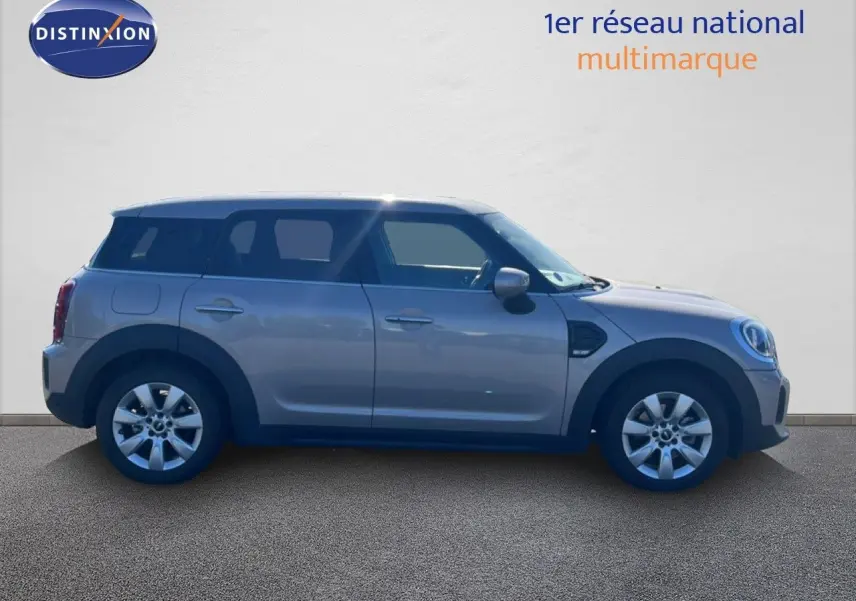 Vue de profil côté gauche d'une MINI Countryman Cooper 2023 en gris rooftop metal avec jantes alliage.