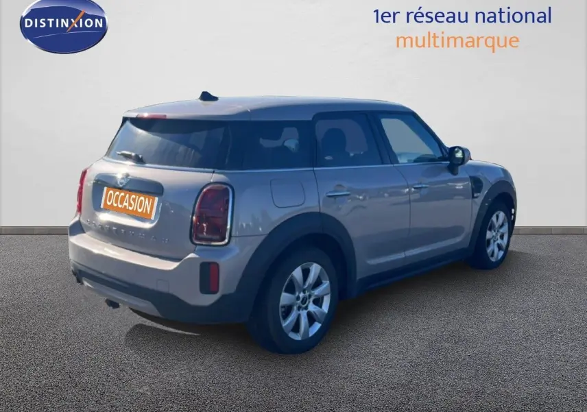 Vue 3/4 arrière droite d'une MINI Countryman Cooper grise rooftop avec toit noir et jantes argentées.