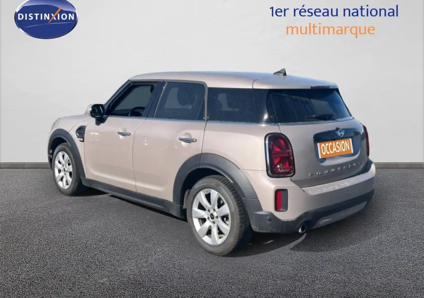 Vue 3/4 arrière droite d'une MINI Countryman Cooper 2023 en rooftop grey metal avec feux arrière foncés et jantes argentées.